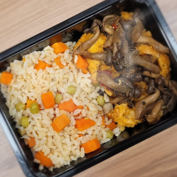 imagem Tiras de Frango com Shimeji e Arroz Primavera