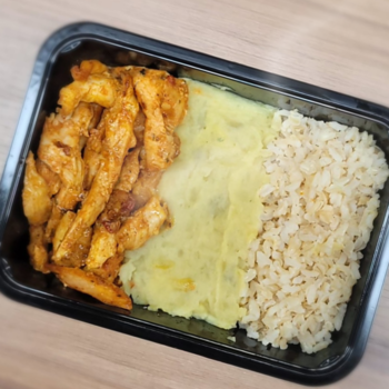 imagem Tiras de Frango com Purê de Batata Doce e Arroz Primavera