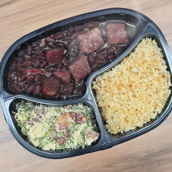 imagem Feijoada Light com Arroz e Farofa de Couve com Bacon